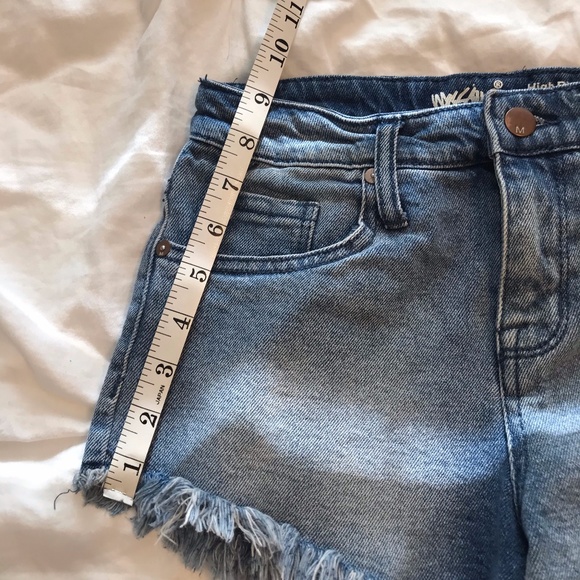 Floral Patch High Rise Cut-Off Denim Shorts - Picture 6 of 7